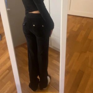 Juicy Couture - Säljer dessa eftersom jag köpt nya! De är i storlek xxs men har töjts ut lite och skulle säga att de blivit en xs💗 Jag har 160 cm! Nypris: 1200 kr, men mitt pris 500 kr!💸 Priset är inte huggt i sten och kan tänka mig sänka vid snabb affär!💝💝