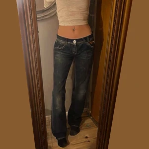 Miss sixty jeans - Jätte snygga väldigt lågmidjade miss sixty jeans! storlek 27, midjemått: 38,5 cm || innerbenslängd: 87 cm. Jag på bilden är 173 cm! <3 