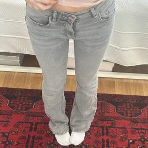 Lågmidjade bootcut jeans i ljusgrå färg, i nyskick och knappt använda❤️