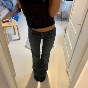 Lågmidjade bootcut jeans  - Lågmidjade bootcut jeans. Har lite slitningar längst ner som man ser på bilden. Midjemått 37cm innerbenslängd 80cm. Köp via köp nu ❤️‍🔥