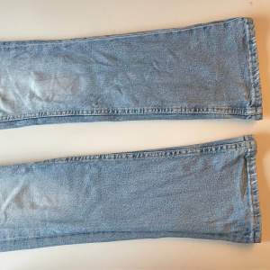 Jättefina jeans i bra skick! Säljer pga dom är för små för mig nu🥲 Dom är trendiga och perfekt till sommaren!🎀❤️