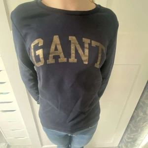 Gant sweatshirt - Säljer denna supersnygga sweatshirten från Gant då den inte kommer till användning längre❣️❣️Säljer för 150kr men priset kan diskuteras.