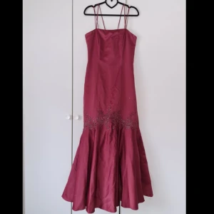 Balklänning Vinröd SUPER FIN!  - Jättefin Balklänning från Velvet fashion inc. USA 👗 Endast använd vid 2 tillfällen - Storlek: Medium ❣ Korsettsnörning baktill och svart underkjol i tyll - Fint mönster av paljetter/pärlor nertill ❣ En passande sjal medföljer ❣ Skriv för mer bilder. 