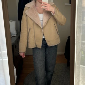 Beige Pälsjacka - Beige jacka i mocka och päls imitation. Fint skick