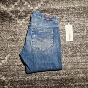 Dondup Jeans  - Tjena! Säljer ett par riktigt schyssta dondup jeans i modellen George. Skicket på jeansen är 9.5/10. Har du några frågor eller funderingar så hör av dig // IC_RESELL 