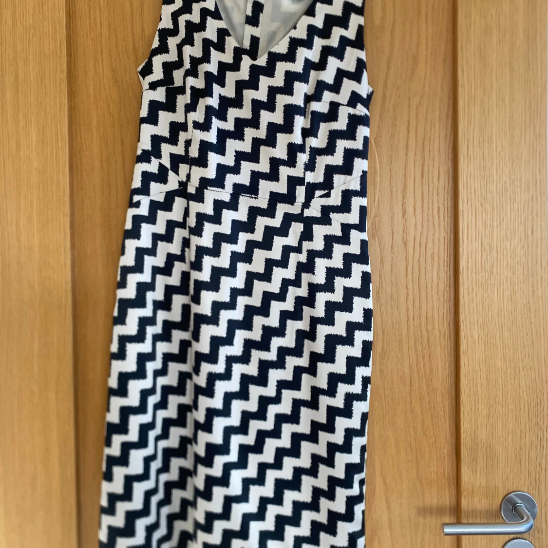 Snygg svart- & champagne-färgad cocktail-klänning från Esprit!