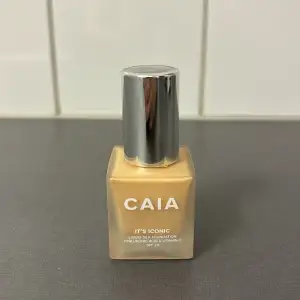 Helt ny produkt från Caia. Foundationen är i färgen 2w, som passar den med ”normal” färg på huden, inte för varm eller kall färg på tonen. 