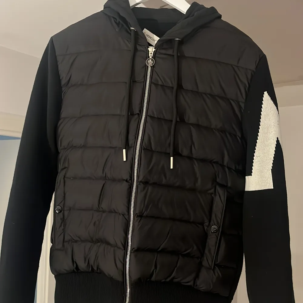 Säljer min Moncler hooded jacket med sällsynta M:et över ärmen Jackan är storlek M men passar även S Jackan är i fantastiskt skick men tyvärr saknas kvitto därav det lägre priset.    Nypris 8 000kr  Kontakta mig om du har frågar . Jackor.