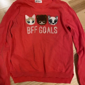 Tröja strl 134/140 - Säljes i begagnat skick. Katt finns i hemmet (allergivänlig ras). Jag är väldigt mån om mina köpare. Skulle du vara missnöjd med ditt köp så ta gärna kontakt med dig innan dåligt omdöme. Så har jag chans att rätta till det! 