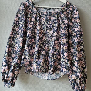 Blommig blus  - Blommig vår blus - Kappahl 💐  Storlek 36, utan anmärkningar. 