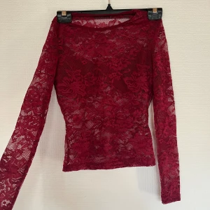 Spets tröjor - Oanvända, de är som en inbyggd bh så man använder utan, säljer då jag inte är bekväm med att gå utan, man kan köpa en för 70kr eller båda för 120kr!