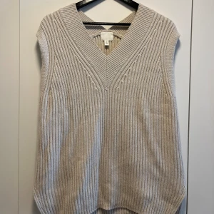 Kabelstickad väst - Köpt på H&M. Oversized och lite längre väst/pullover. Tung i tyget. Är storlek S men passar en M också. Använd ett fåtal gånger, nyskick.