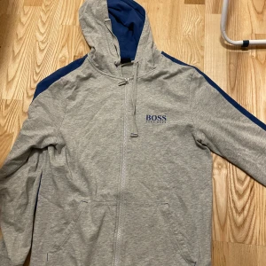 Hugo bosd - Säljer denna hugo boss tröja  Köpte fel storlek och aldrig lämna tillbaka så tänker försöker få iväg denna här Storleken är S 