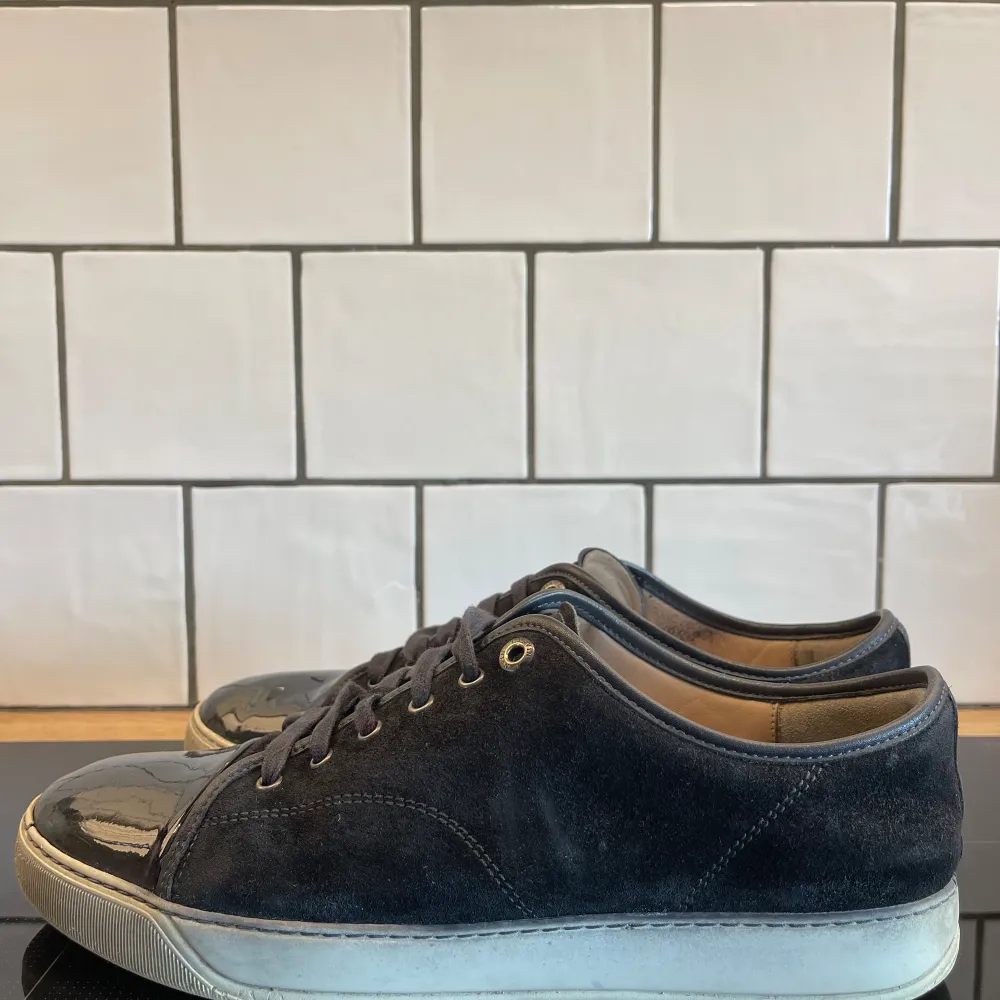 Ett par stilrena svarta Lanvins till salu. Storlek UK 10 vilket motsvarar EU 44/45. Skorna är i bra skick, 8/10. Enbart skorna medföljer i köpet. Priset är inte hugget i sten! Mvh. Skor.
