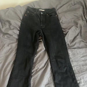 Bootcut jeans Levis - Säljer ett par jättefina svarta bootcut jeans från Levis med hög midja i strl 25. Säljer för att dem är för små och dem är därför nästan aldrig använda! Inget slitage eller defekt. Kom privat för frågor och funderingar samt innan du köper🥰