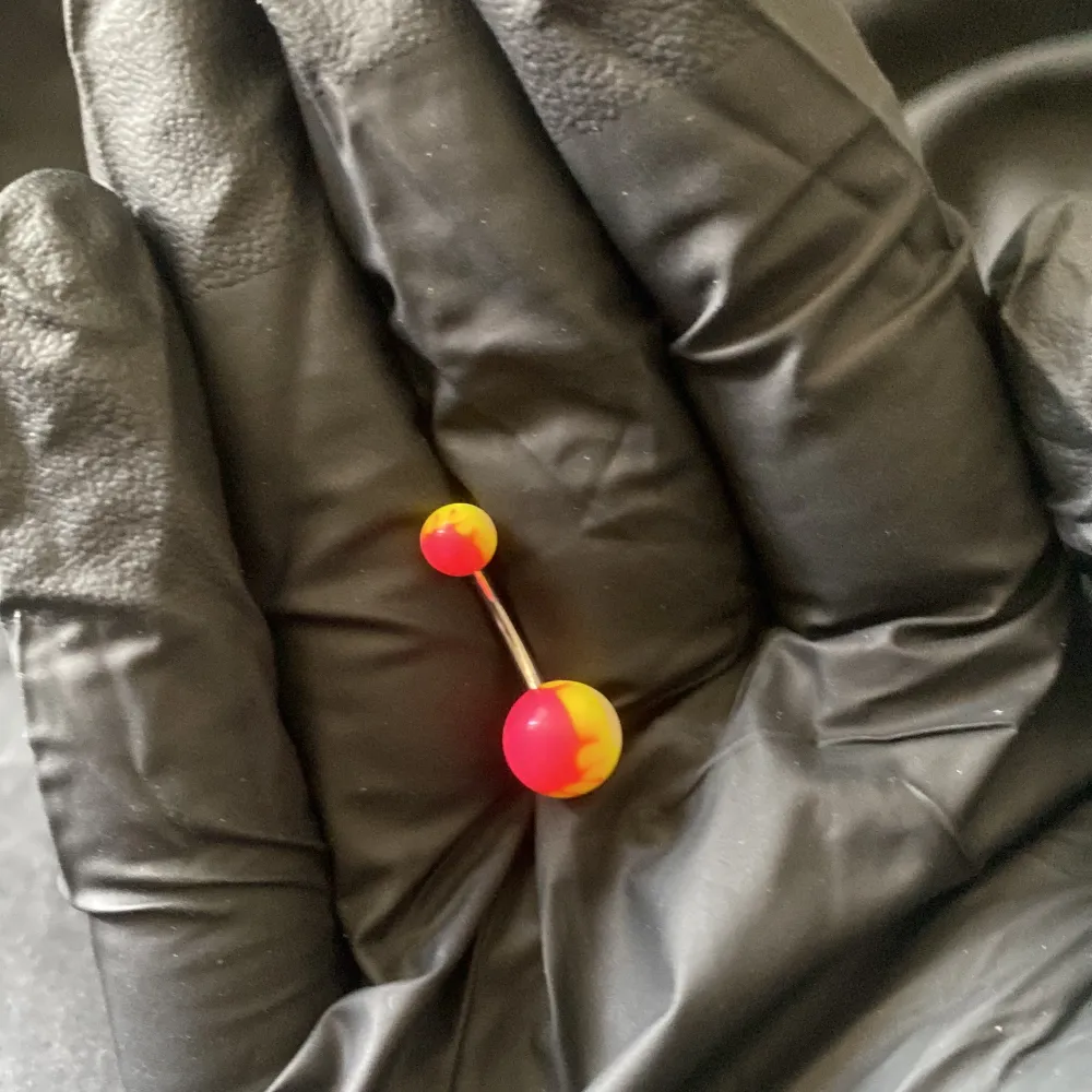 Oanvänd navelpercing Kan skickas med frimärke 18kr. Asusteet.