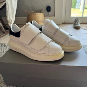 Alexander mqueen skor  - Säljer dessa super coola och unika Alexander mqueen skorna med kardborreband. Passa perfekt nu till våren och passar till allt☀️