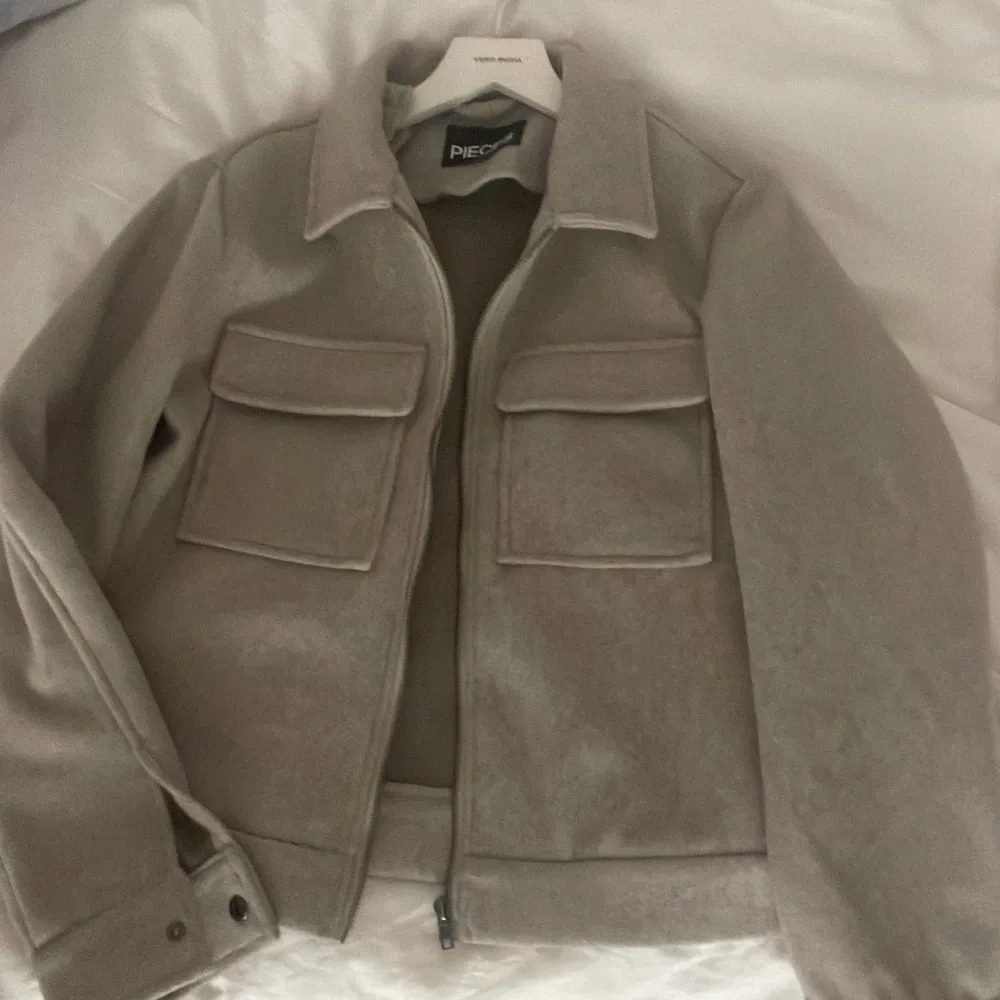 Beige tygjacka i storlek L men mer som en M. Från Vero Moda, använd fåtal gånger i fint skick. Knappar vid ärmarna.. Takit.