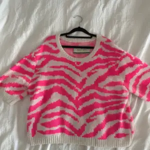 Säljer denna as coola  stickade t shirten modellen med rosa zebra mönster🤩 Säljer då den  inte kommer till användning men den är verkligen as cool så önska jag bärde den oftare! Storlek M men passar S! 