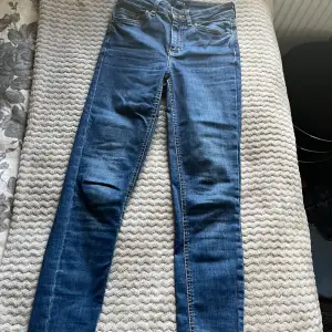 Mörkblå skinny jeans från pieces, jätte fint skick bara skrynkliga efter dom legat vikna💙