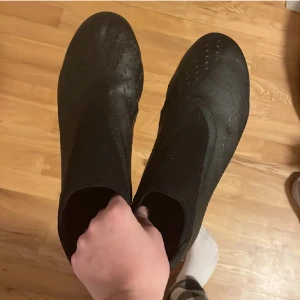 Adidas predator  - Svarta adidas predator fotbollsskor som är använda en säsong, skick 9/10 