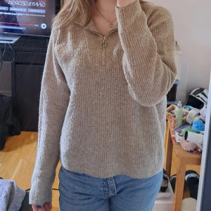 Stickad tröja - Jättefin beige/ljusbrun stickad tröja, säljer p.g.a att den inte riktigt är min stil längre och därför kommer den inte till användning. Köpte den för 399kr på veromoda.