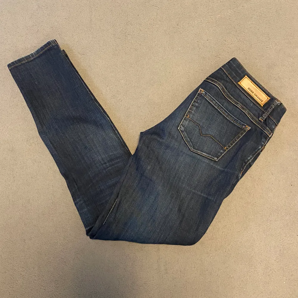 Vi säljer nu de här schyssta Hugo Boss jeansen i passformen slim fit. Toppskick utan några defekter 10/10. Hör av dig vid frågor!. Jeans & Byxor.