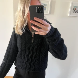 Svart stickad tröja  - Svart stickad tröja med mönster och dragkedja från bikbok i storlek Xs men passar en S också. Använd fåtal gånger💞