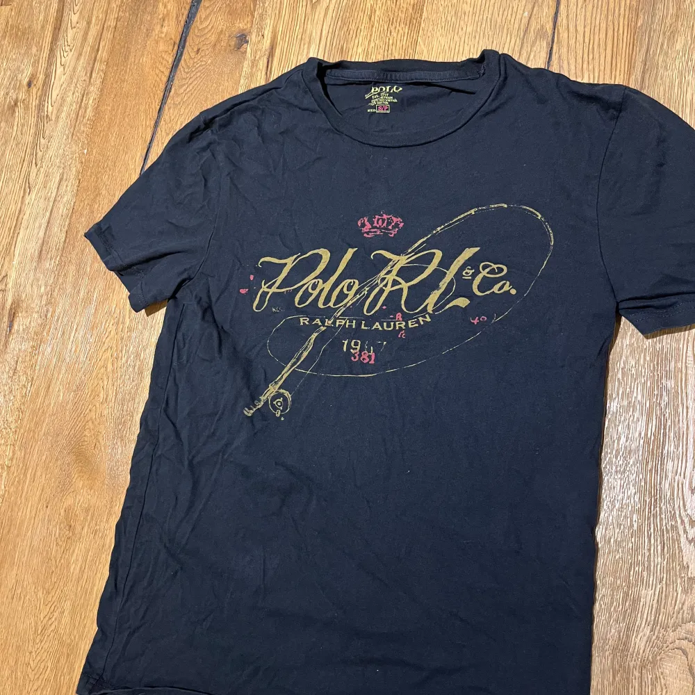 Sjukt fet tshirt med tryck från ralph lauren i bra skick, perfekt till sommaren. Storlek S men passar även Xs. Hör av er vid frågor!. T-shirts.