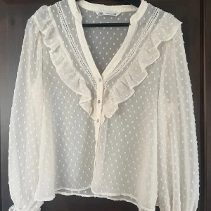 Vit blus - Jättefin blus från Zara i fint skick💕