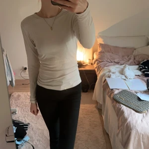 Tröja - Lätt ribbad tröja, sällan använd, M men verkligen inte för stor, lagom till allt?! Skriv vid mer info eller bilder🩷🩷