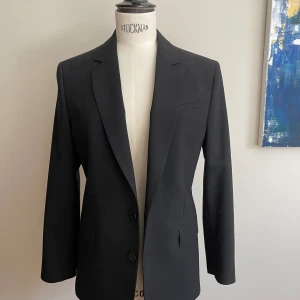 Svart kavaj i mycket gott skick - Snygg Hope kavaj för en ung kille. Svart i stl 44. 