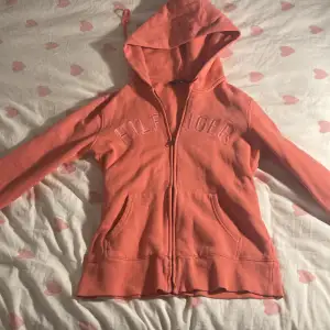 Säljer den här supersnygga rosa zip up hoodien från Tommy Hilfiger🩷🩷bra skick och i storlek XS/S😊