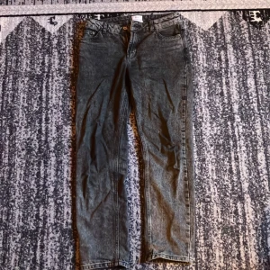 Grunt Jeans - Jättefina mörkgråa jeans, i bra skick.  W26: I svensk storlek så är det small (S).  Kan vara lite mindre i storleken. Passar till 11 och 12 års åldern Nypris 479kr Säljs för 180kr Pris inte hugget i sten