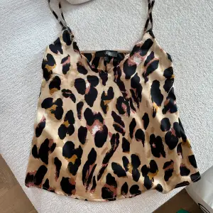 Leopard silkes linne från Missguided.  Använd 1 gång. Super fin kvalité! 💥