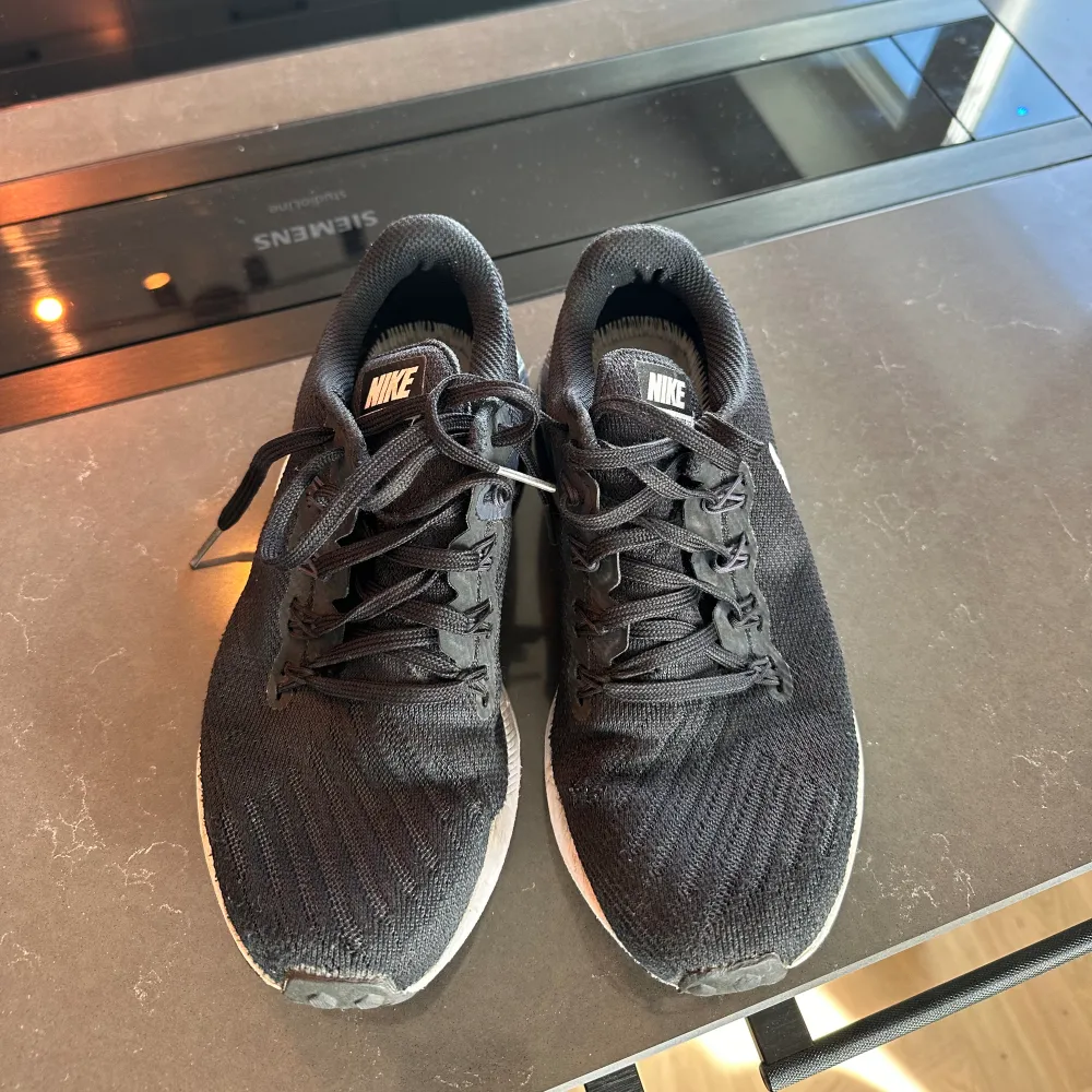Svarta Nike löpskor.  De är använda men funkar utmärkt. Den smala sulan finns dock inte, men funkar hur bra som helst att ta från någon annan sko 🙏🏼.. Skor.