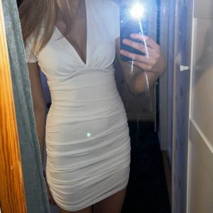 Super fin klänning från bikbok💕 - Har älskade denna klänning men de börjar bli för liten, den är i jätte bra skick❤️