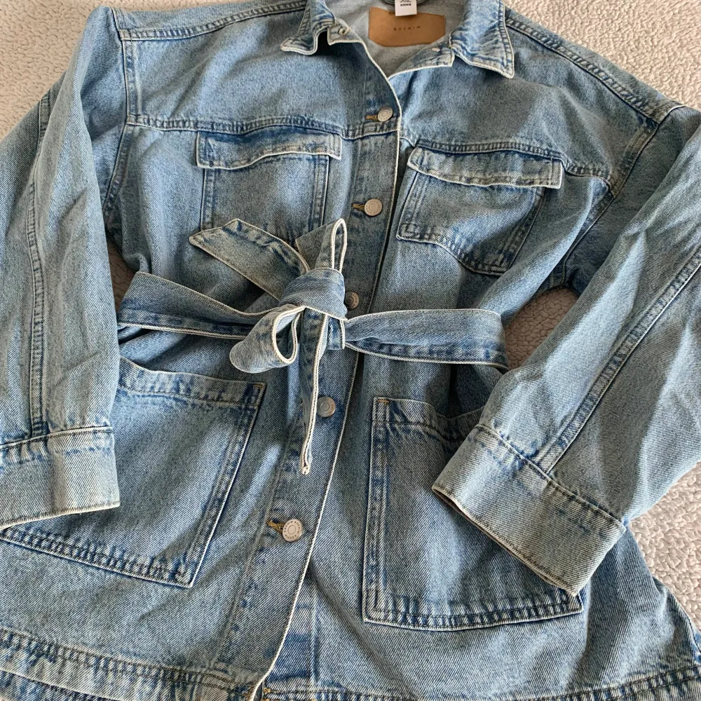 Otroligt snygg jeansjacka / denimjacka från H&M. Använd två gånger, så den är i nyskick, utan anmärkningar. Storlek 34 men oversize och passar även 36. 🌷Perfekt jacka nu till våren! 🌼. Jackor.