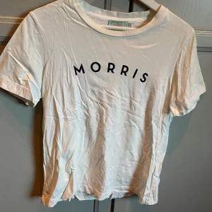 Morris tröja  - Vit Morris tröja- aldrig använd  Storlek M Rök och djurfritt hem!  Nypris 599kr