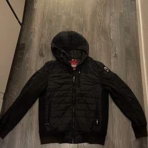 Parajumper fleece jacket i storlek L, passar även M. Använd några gånger och i skick 8/10. Äkta och köpt Nypris 4000-5000kr från Careofcarl 