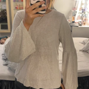 Beige tröja - Säljer denna jätte fina tröjan med utsvängda armar från only ! Sen är i bra skick förutom ett litet hål som man inte tänker på! Hålet ser ni på bild 3 ,pris kan diskuteras!!💕💕