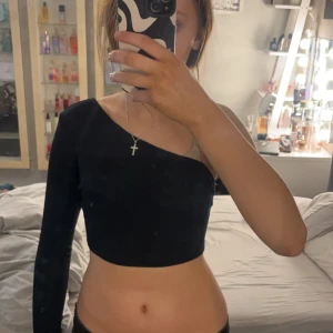 Fin topp - Säljer denna toppen med em arm! Pga den är lite tajt på mig och lite kort! Pris kan diskuteras, den är i bra skick då jag andvänd den en gång 💕💕