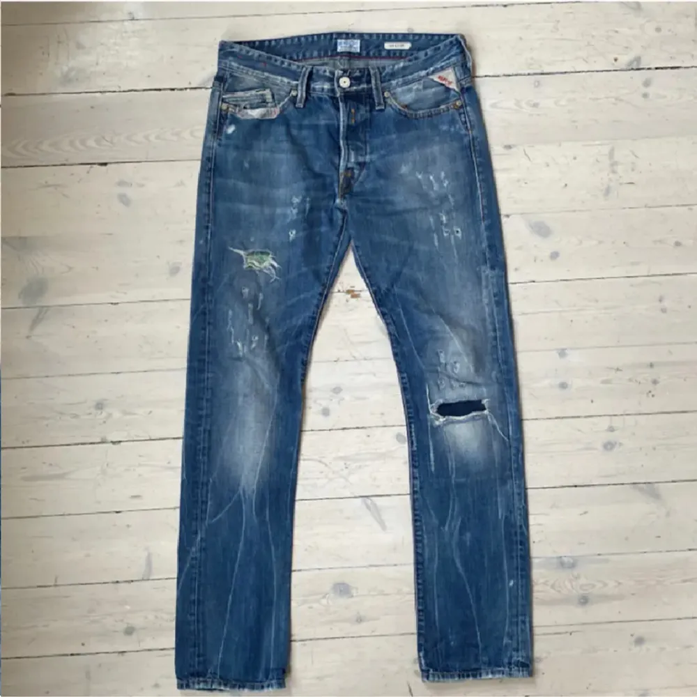 Ett par riktigt feta replay jeans, skick 10/10, storlek 29/32. Nypris cirka 1599, säljer för endast 299. Sitter som slim, ej frakt utan träffas endast i Stockholm och skriv vid funderingar. . Jeans & Byxor.