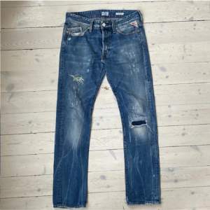 Ett par riktigt feta replay jeans, skick 10/10, storlek 29/32. Nypris cirka 1599, säljer för endast 299. Sitter som slim, ej frakt utan träffas endast i Stockholm och skriv vid funderingar. 