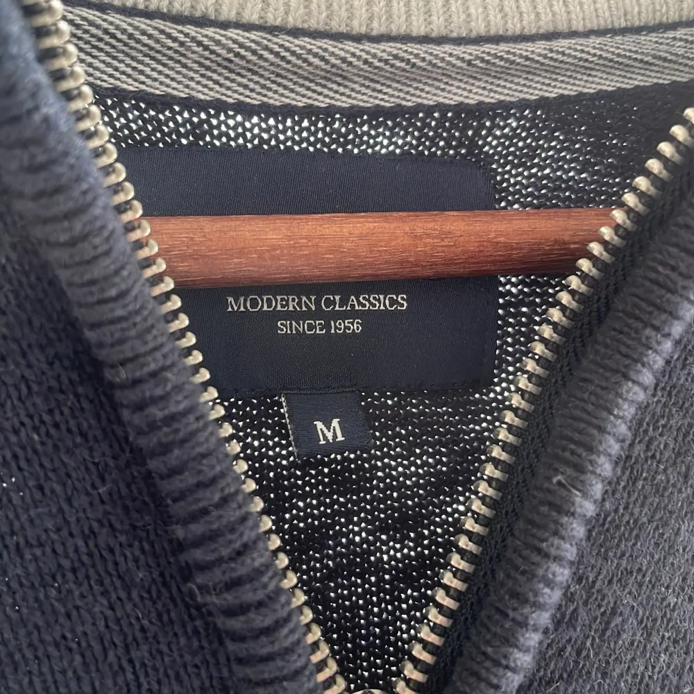 Säljer en stickad half zip tröja i storlek S i nyskick 10/10. Köpt för inte så länge sedan🙌🏼. Tröjor & Koftor.