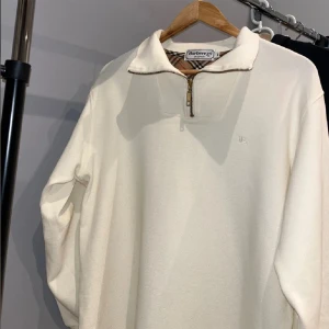Burberry - Vintage Burberry half zip, storlek M i fint skick! Priset är inte hugget i sten och hör av er vid frågor!    