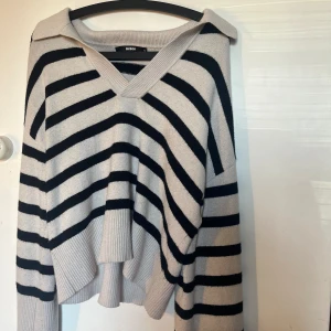 Stickad tröja💕 - Stickad tröja från bikbok i strl M jätte fin endast testad säljer den för det var mer av ett spontan köp som inte har kommit till användning💖original pris 499💕 