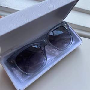 Helt nya och oanvända solglasögon från chimi i modellen 07 och färgen grey. De är aldrig använda och kvar i orginalförpackningen med plast och allt som hör till. Orginalpris är 1350kr och säljer de för 700kr. Skriv för fler bilder eller frågor💕