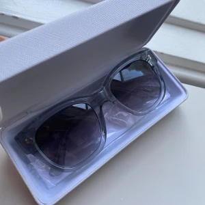 Chimi solglasögon  - Helt nya och oanvända solglasögon från chimi i modellen 07 och färgen grey. De är aldrig använda och kvar i orginalförpackningen med plast och allt som hör till. Orginalpris är 1350kr och säljer de för 700kr. Skriv för fler bilder eller frågor💕