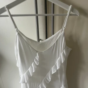 Vit volangklänning - Säljer denna vita volangklänning! Aldrig använd, köpt för 250 och säljer för 75kr, finns inga lappar därav priset! 